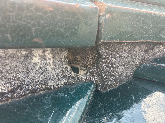 漆喰に穴が開いている